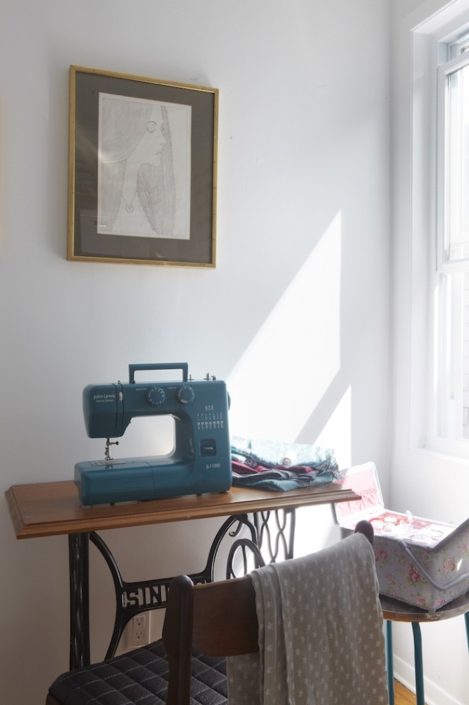 sewing room singer table